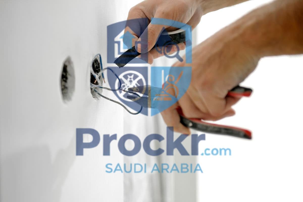 السلامة الكهربائية في المنزل السعودي: دليل الوقاية من الحرائق والحوادث